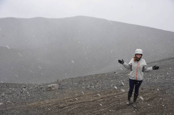Embaixo de neve na cratera Hverfjall, em Myvatn, no norte da Islândia